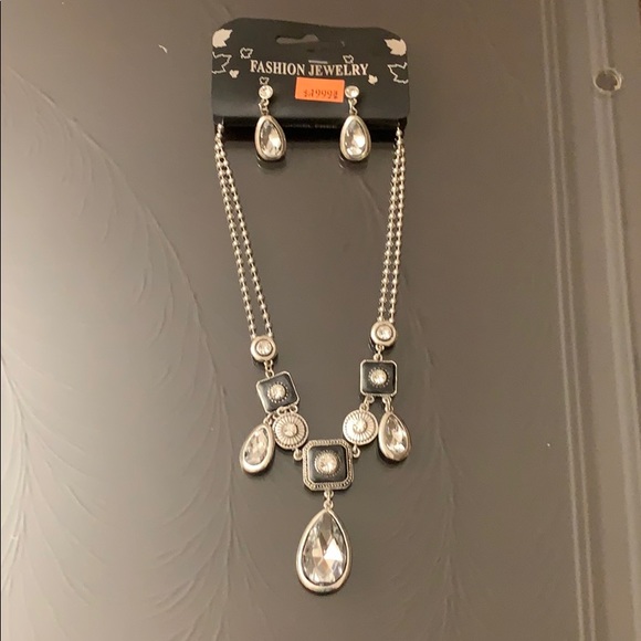 Costume necklace and earring set - Picture 1 of 3